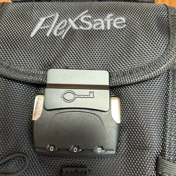FlexSafe Portable travel safe byAquaVault. Safe RFID. Watersplash resistant.Blk. - Picture 2 of 9